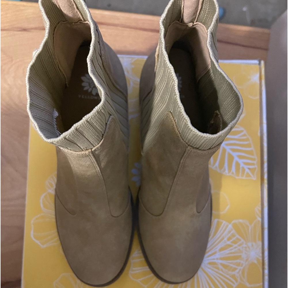 Yellow box Talia Boots 9 ☃️❄️